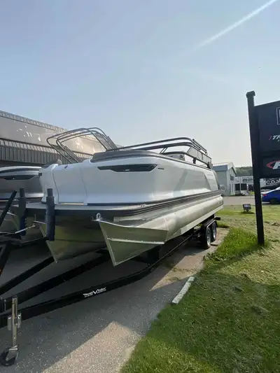 2025 Manitou Cruise Switchback 22' MAX DECK w/ ROTAX 150HP- White/Grey Features: -Max Deck w/ Rotax...
