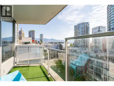 Beautiful North East corner unit with mountain & city views! Functional open layout with bedrooms on...