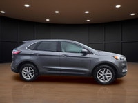 Price includes $1,000 finance credit. Price does not include fees or taxes. Step into the 2022 Ford... (image 3)