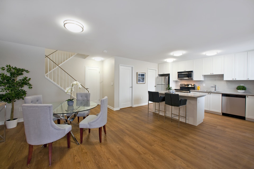 Three Bedroom Townhouse for Rent in Oshawa. GREAT LOCATION Long Term Rentals Oshawa / Durham