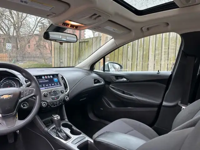 2018 Chevrolet Cruze 4dr Sdn 1.4L LT w/1SD in Cars & Trucks in City of Toronto - Image 18