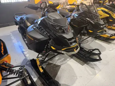 2027 SKI-DOO EXPEDITION XTREME 900 ACE TURBO SNOWMOBILE WITH TOUCHSCREEN STOCK #A117958 ROTAX 900 AC...