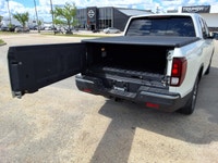 NEW TO CANADA? WE HAVE AN APPROVAL WAITING FOR YOU! The 2017 Honda Ridgeline EX-L is a versatile pic... (image 7)