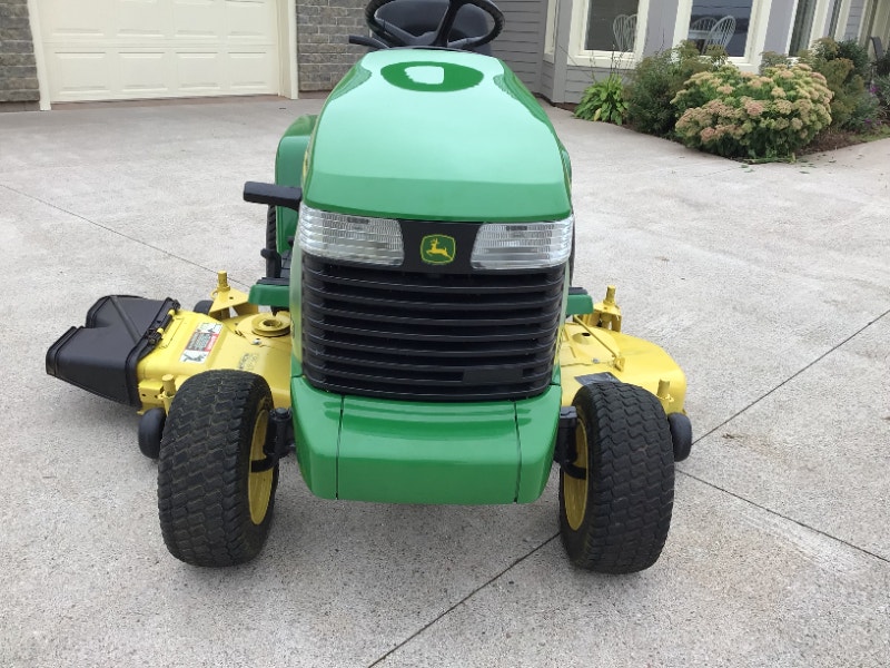 John Deere Model 345 Heavy Duty Lawn and Garden Tractor Lawnmowers