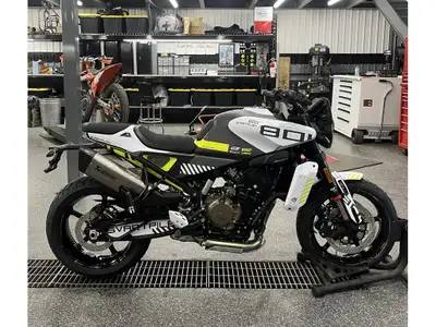 2025 Husqvarna SVARTPILEN 801 Husqvarna SVARTPILEN 801 2025 !!!!!!EXAUST NON INCLUSE ET KIT GRAPHIQU...