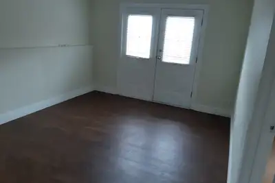 1 bedroom basement suite. lg kitchen/dining area. washer /dryer in suite. central air. no dishwasher...