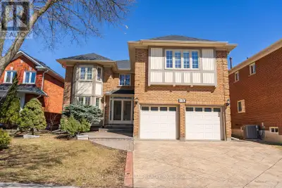 Beautifully renovated family home in one of Thornhill's most sought-after neighbourhoods. This spaci...