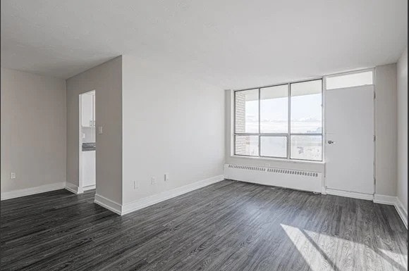 Pet Friendly & Close to TTC and Highway. 2
