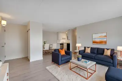 3 Bedroom Townhouse Premium - 22-41 Munroe Pl. *Renovated Suite*