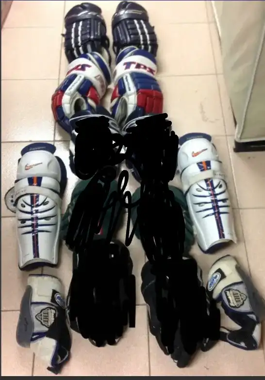 Bauer , MX3, X900 skates - hockey equip set & glove in Hockey in City of Toronto - Image 5