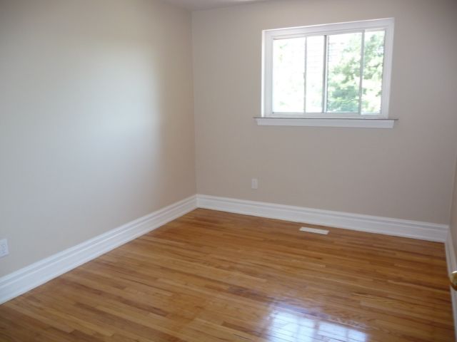 RENOVATED 3 Bedroom Townhouse - Gosford Blvd 5