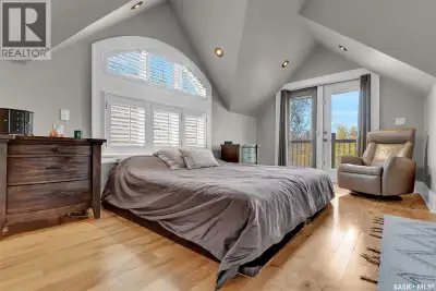 Welcome to 2736 Regina Ave. located in the heart of the desirable Lakeview neighbourhood. This lovel...