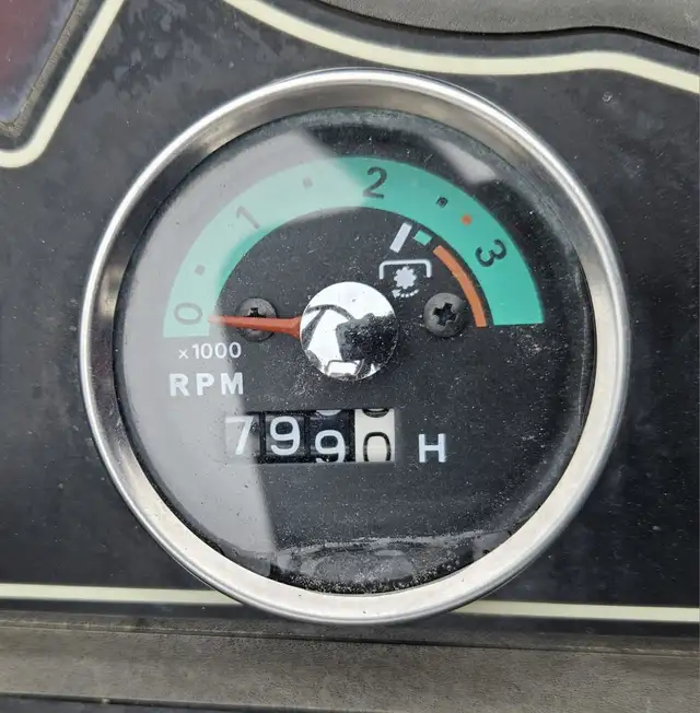 2004 Massey Ferguson 2004 Massey Ferguson GC2300 - Tractor in Farming Equipment in Sarnia - Image 8