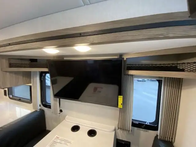 2025 Winnebago Vista 33K in RVs & Motorhomes in Abbotsford - Image 31