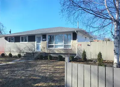 R14//Selkirk/This INCREDIBLY BEAUTIFUL, gorgeous Family home offers 4 Bedrooms, 2 Bath, Double Detac...