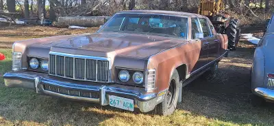 Classic 4-door body style powered by a robust 460 ci V8 engine. Brown exterior with a brown velvet i...