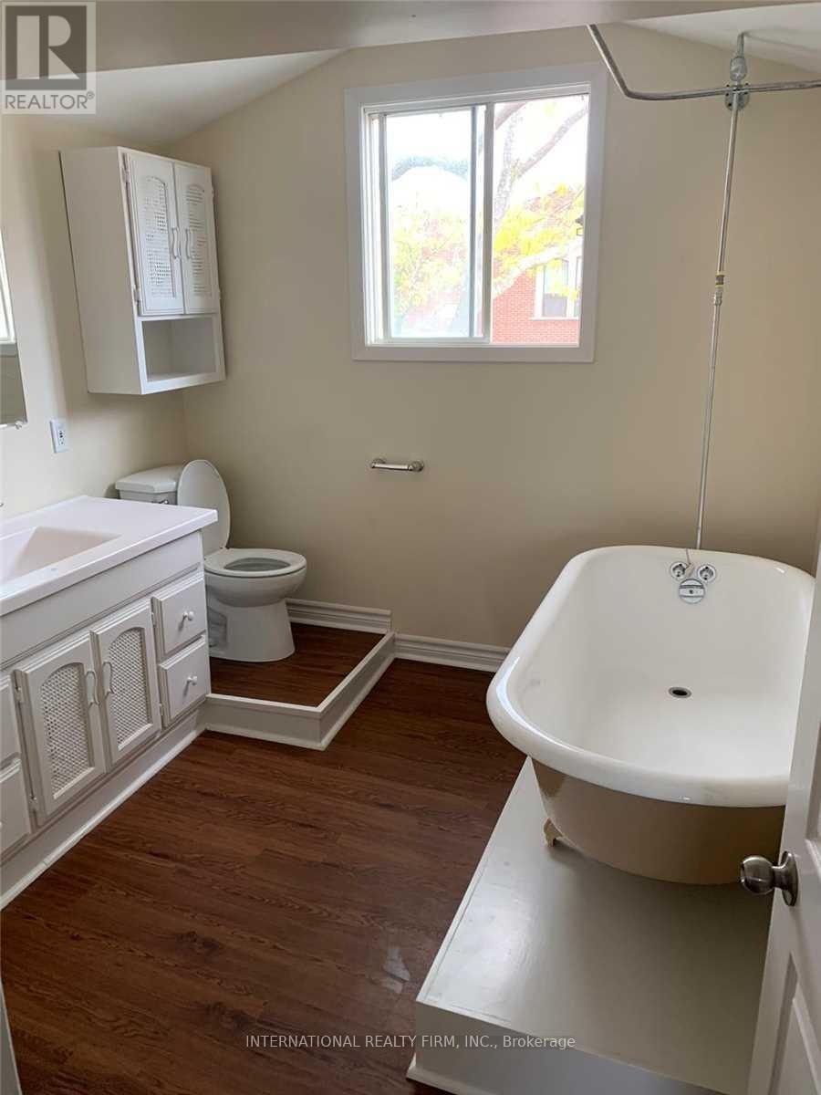 195 DIVISION STREET Cobourg, Ontario 4