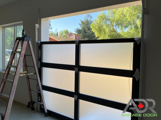 Get a Modern and Sleek Look with Our Full View Garage Doors in Garage Doors & Openers in Barrie - Image 2