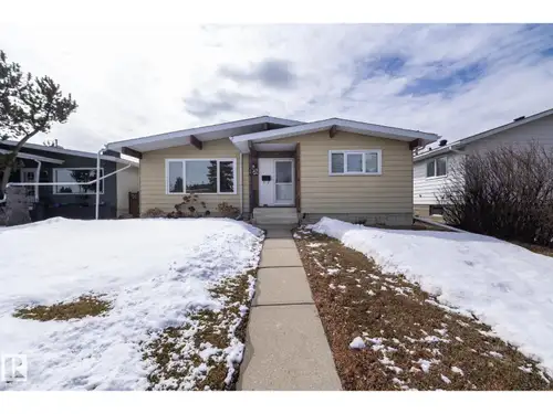 Welcome to this freshly painted & bright OPEN BEAM 2+2 bed, 2.5 bath bungalow with VAULTED CEILINGS...