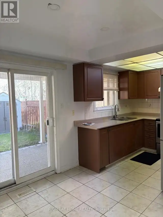 48 Grand Valley Boulevard Vaughan (Vellore Village), Ontario, photo 3 of 4