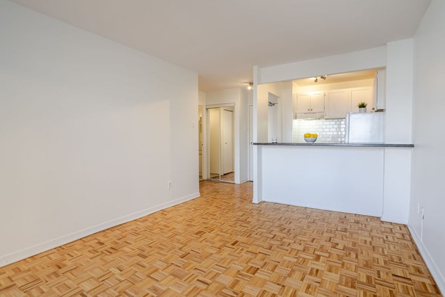 1530 av. Dr Penfield — photo 1