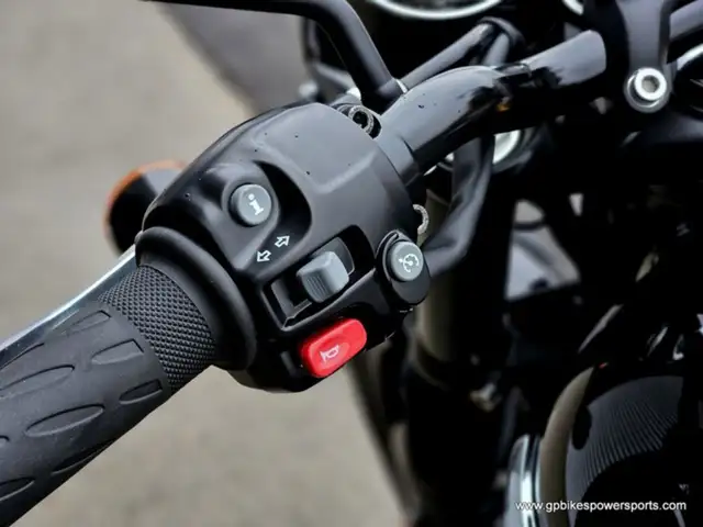 Triumph Bonneville T120 Black in Street, Cruisers & Choppers in Oshawa / Durham Region - Image 17