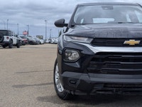 The pre-owned 2021 Chevrolet Trailblazer LS in Midnight Blue Metallic offers modern styling, efficie... (image 9)