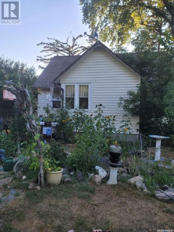 227 Riverside BOULEVARD Eastend, Saskatchewan Houses for Sale Swift