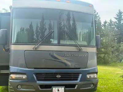 Winnebago class A in very good shape low KM newer tires engine Vortec 8100 3 sides washer and dryer...