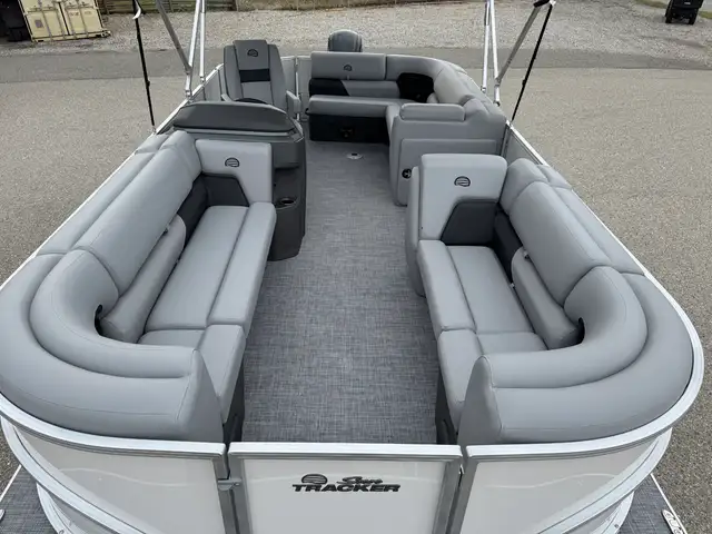 2026 Sun Tracker Party Barge 20 DLX pontoon boat in Powerboats & Motorboats in Prince Albert - Image 16