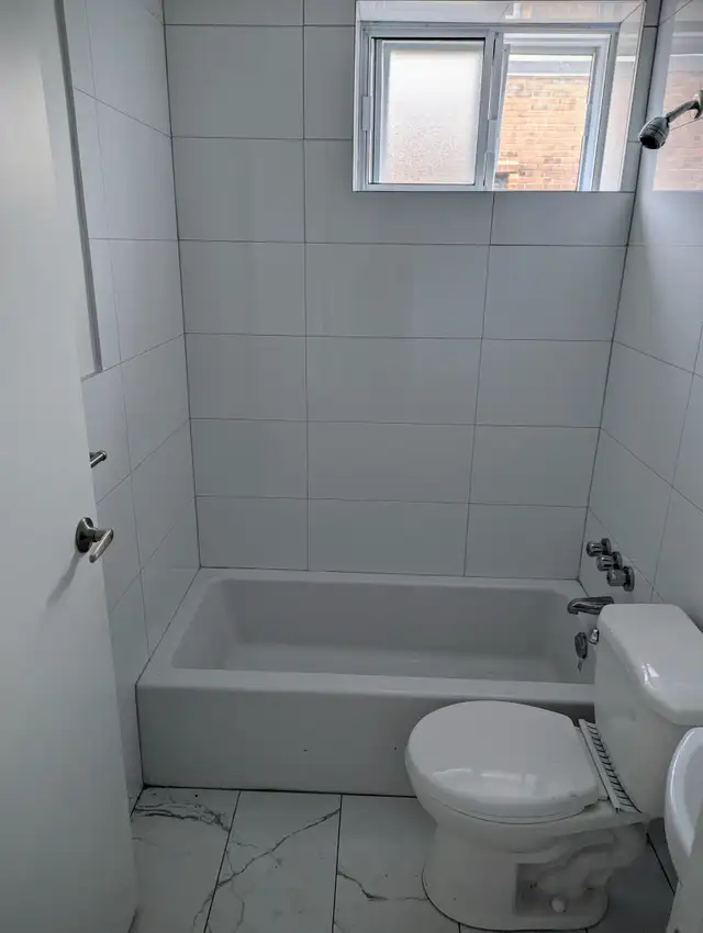 Grand 4 1/2 - Entièrement Rénové - Près des services! in Long Term Rentals in City of Montréal - Image 5