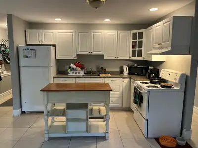 AVAILABLE SEPT 1! LARGE 3 BEDROOM APARTMENT CENTRALLY LOCATED AT 1166 WELLINGTON ST. ABOUT A 5 MINUT...