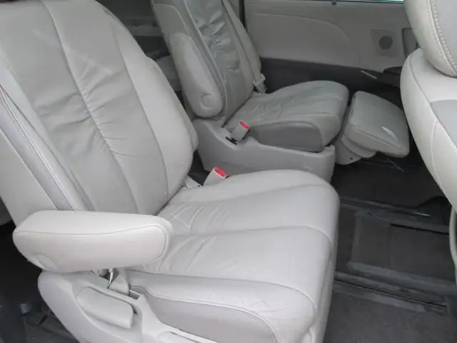 2011 Toyota Sienna Limited AWD in Cars & Trucks in City of Montréal - Image 3