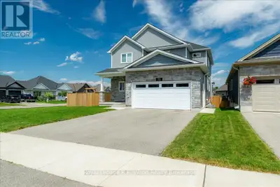 Welcome to 72 Trailview Drive, a beautifully maintained, newly built (0-5 years) home situated on a...