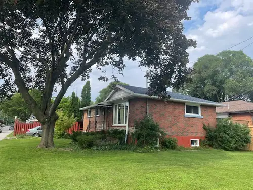 Location location location !!!!! This Student Rental is located very close to Mohawk College. 7-minu...