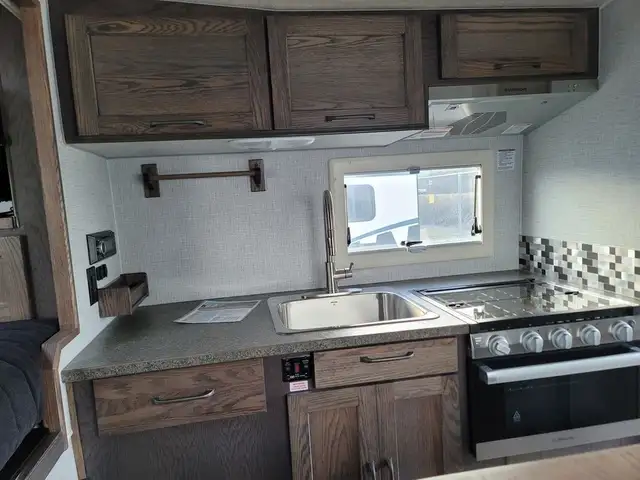 2025 Northern Lite Limited Edition 10-2EXLEDB Face-to-Face Dinet in Travel Trailers & Campers in Penticton - Image 10