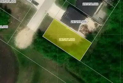 R14//Selkirk/Build your dream home here on Pearson Parkway! Large lot in Beautiful Creekside Estates...
