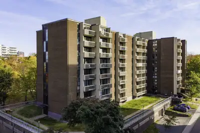 Appartement 4 et demi idéalement situé dans le quartier Saint-Sacrement, à proximité du Parc des Bra...