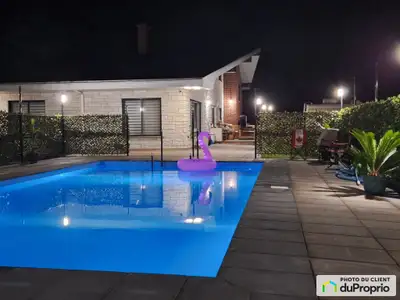 Nous mettons en vente la belle maison, lumineuse et spacieuse sur 3 niveaux, d'une superficie de 174...