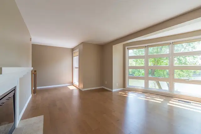 Stunning 2-Storey Riverfront Condo, 2 Bed, 2.5 Bath, 1Pkg, March