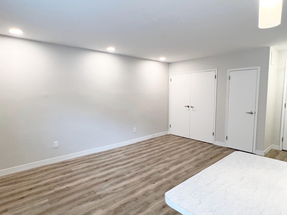 AVAILABLE NOW! $1149 Beautiful Studio Suite in Downtown! 2