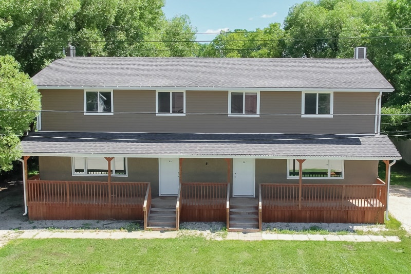 3 Bedroom House In La Broquerie With Huge Yard & Balcony! Long Term