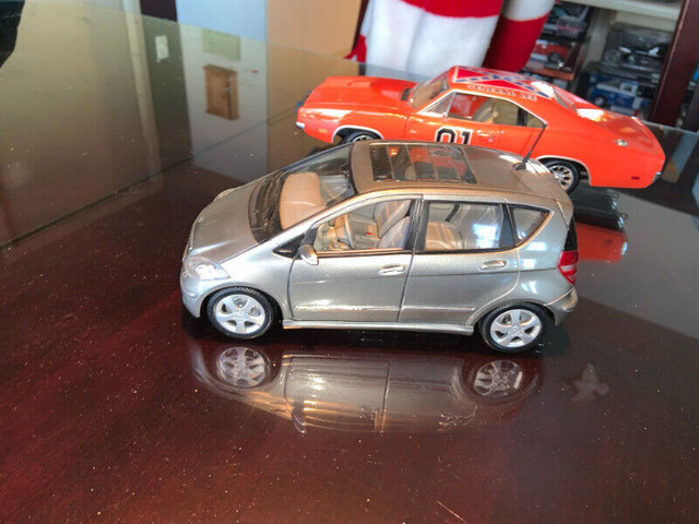 Mercedes Benz A Class 4 doors diecast 1/18 die cast dans Art et objets de collection  à Longueuil/Rive Sud - Image 3