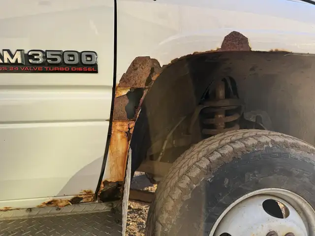 2001 DODGE RAM 3500 in Heavy Trucks in Saskatoon - Image 42