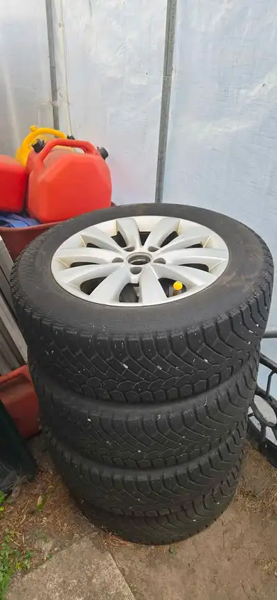 J'ACCEPTERAIS UN ÉCHANGE POUR 4 MAGS POUR UNE HYUNDAI ÉLANTRA 2019 SEULEMENT LES MAGS BOLT PATTERN 5...