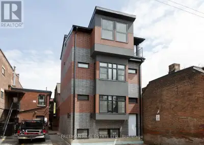 Annex Architectural Digest. 2 level,2 bedroom Designer one-of-a-kind Annex Loft Style laneway Apartm...