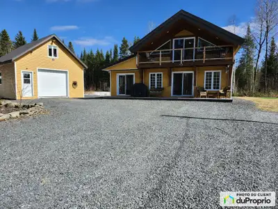 SUPERBE PROPRIETE CONSTRUIT EN 2016 AVEC ACCES AU LAC FALARDEAU. NOTARIE A ST ZACHARIE QC, SUR UN TE...