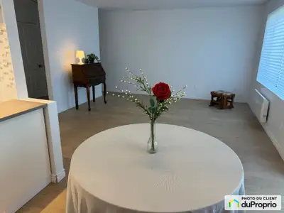 Condo unique vous donnant l'expérience d'une maison de ville, avec son entrée indépendante, son pati...
