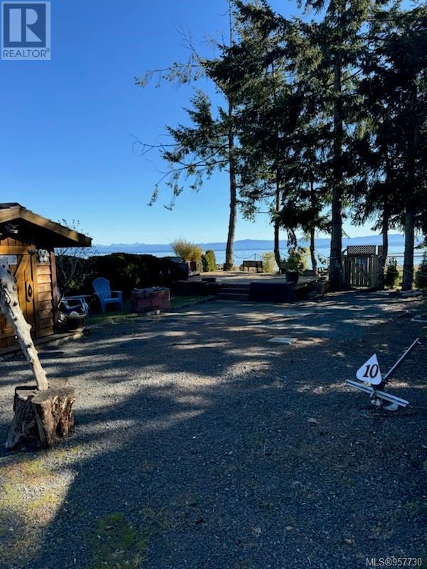 10 6050 Island Hwy Qualicum Beach, British Columbia in Condos for Sale in Parksville / Qualicum Beach - Image 2
