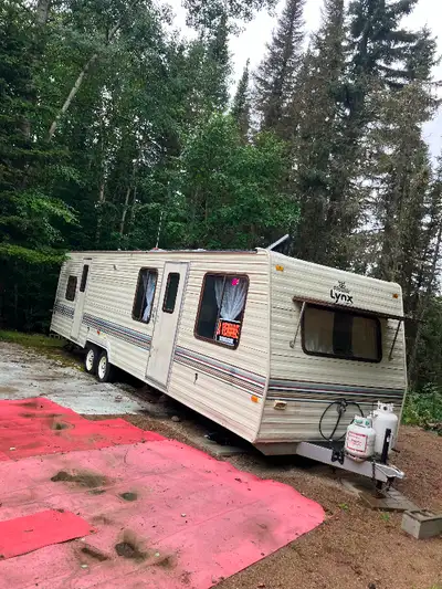 Roulotte Prowler Lynx 1990, 33 pieds Toit a été refait, l'isolation des murs et du toit de la chambr...